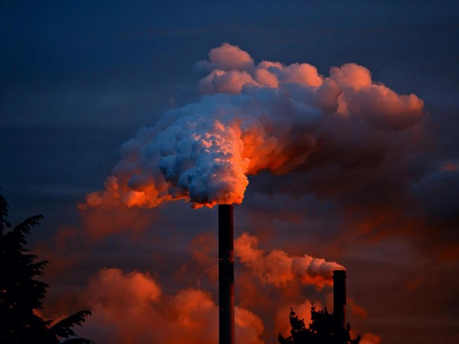 La metà delle emissioni globali di carbonio prodotta da sole 36 aziende