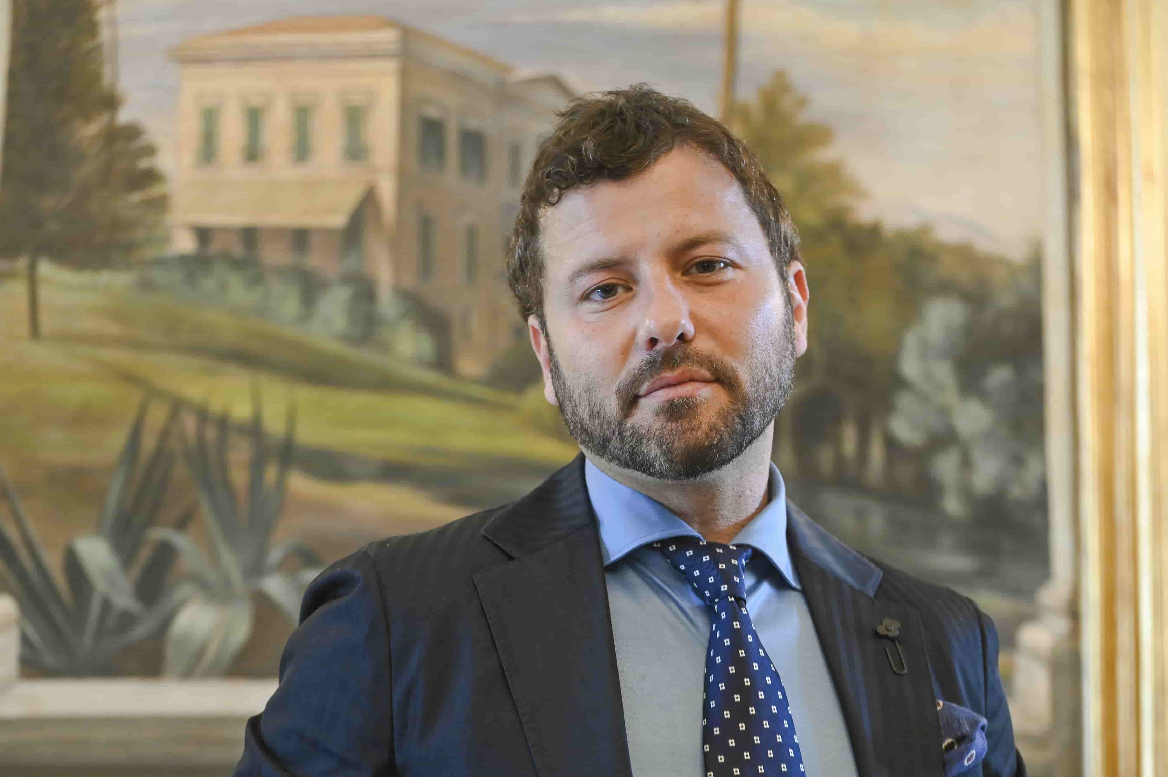 In bilico tra santi e falsi dei