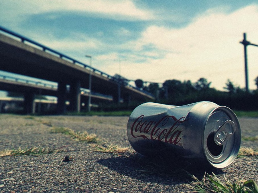 Lancio di rifiuti dall’auto: multe fino a 18mila euro e arresto con il nuovo decreto