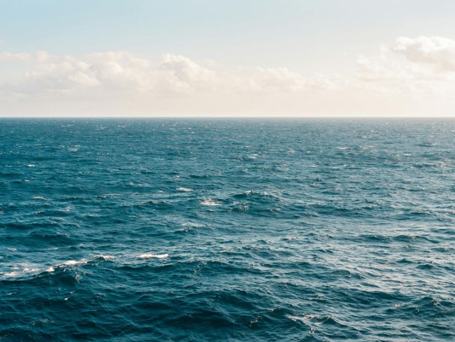 Mare e laghi italiani in allarme, Legambiente denuncia inquinamento e crisi climatica