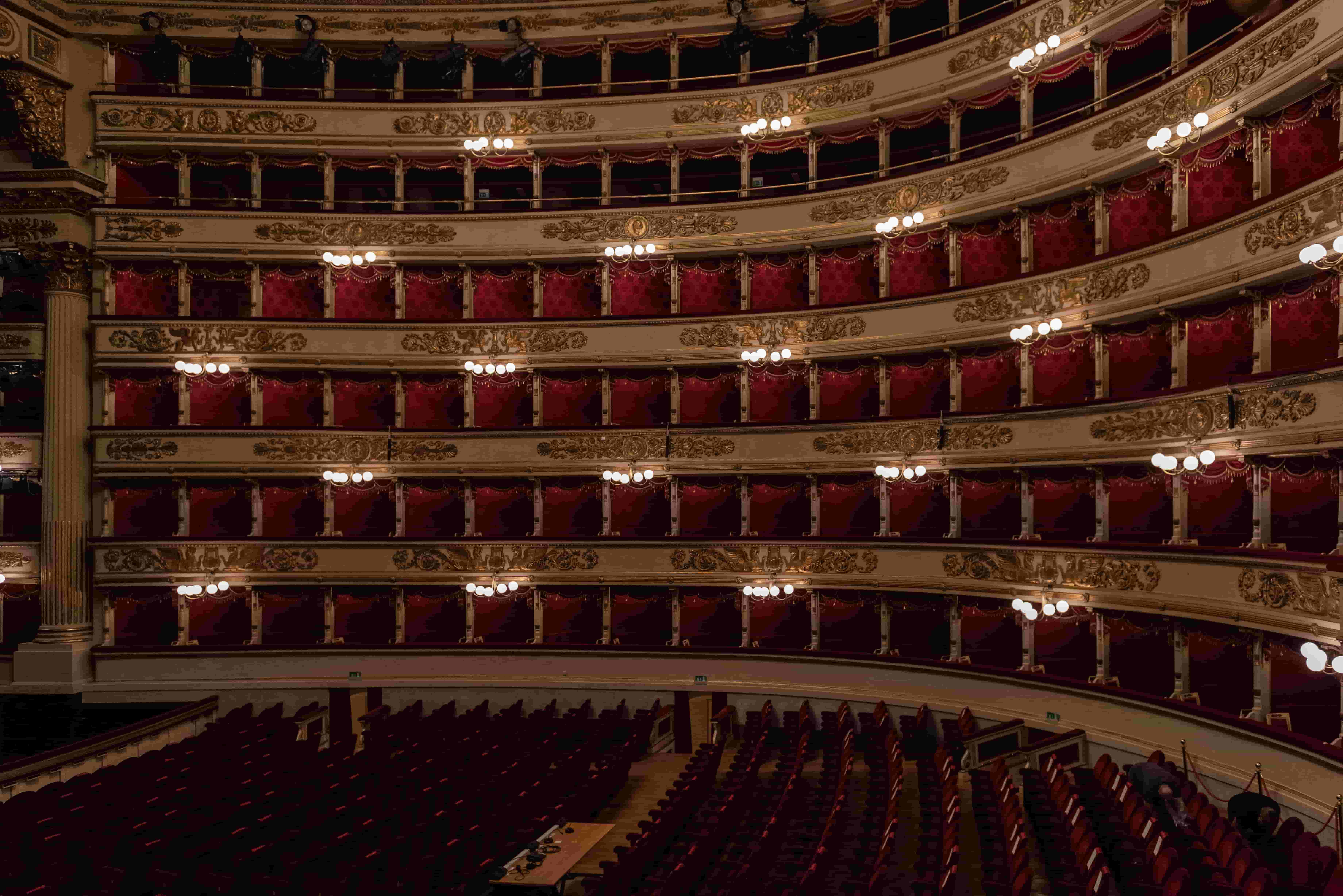 Eleganza cercasi (anche d’estate): alla Scala arriva il cartello dell’ovvietà