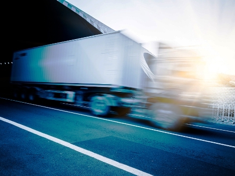 Flessione a doppia cifra per i veicoli industriali a gennaio (-13,7%). Mercato in calo per tutte le fasce di peso