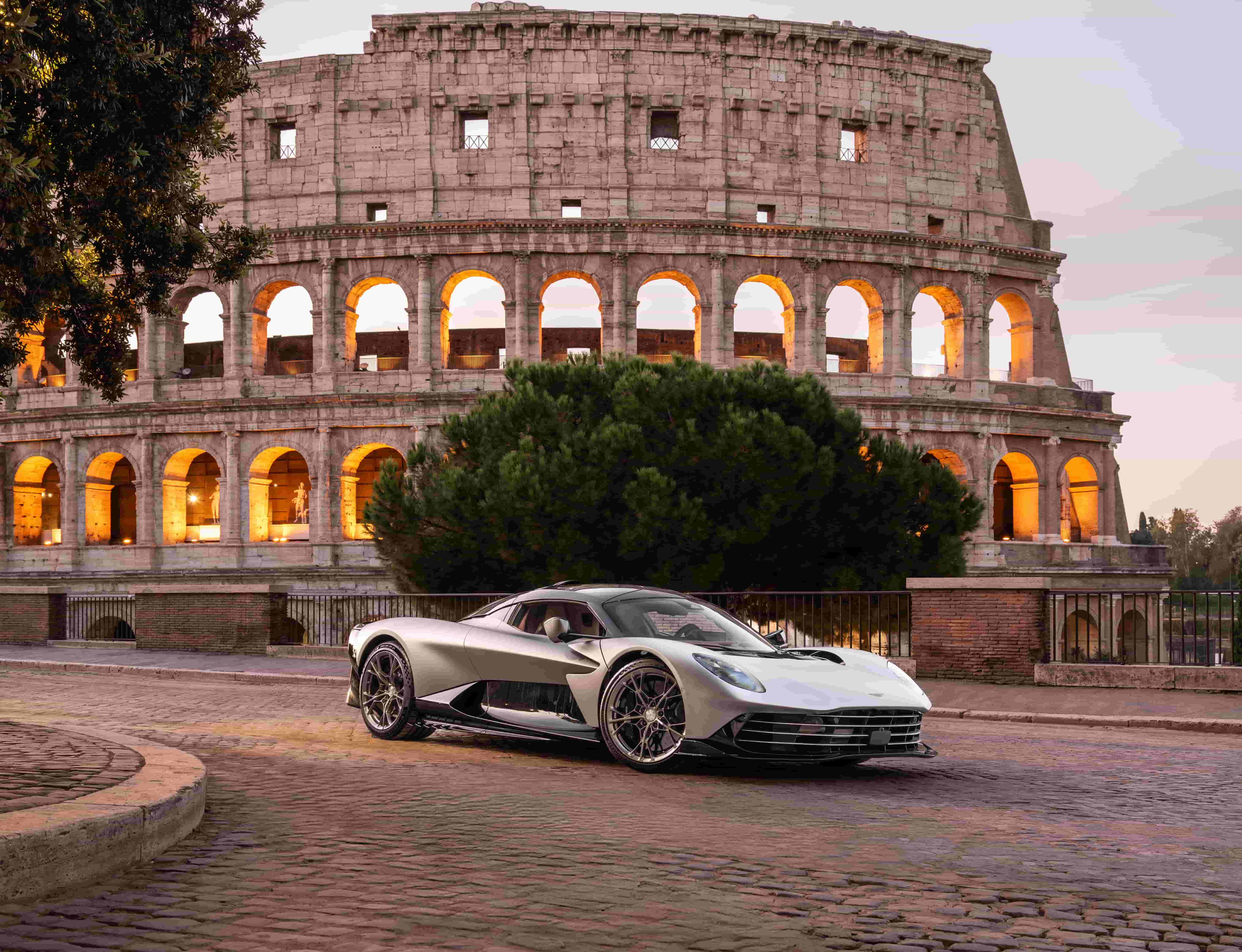 Aston Martin sbarca a Roma con una nuova boutique del lusso