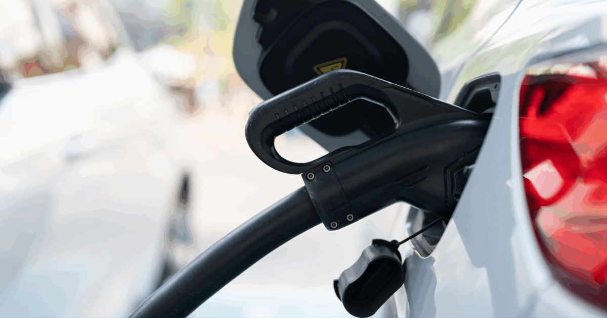 Auto elettriche, luglio in controtendenza: immatricolazioni in crescita mentre il mercato rallenta