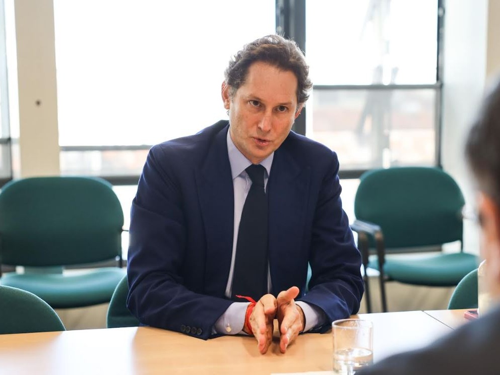 Elkann chiede di ringraziare la Fiat e Stellantis, senza di noi l'auto in Italia scomparsa da tempo