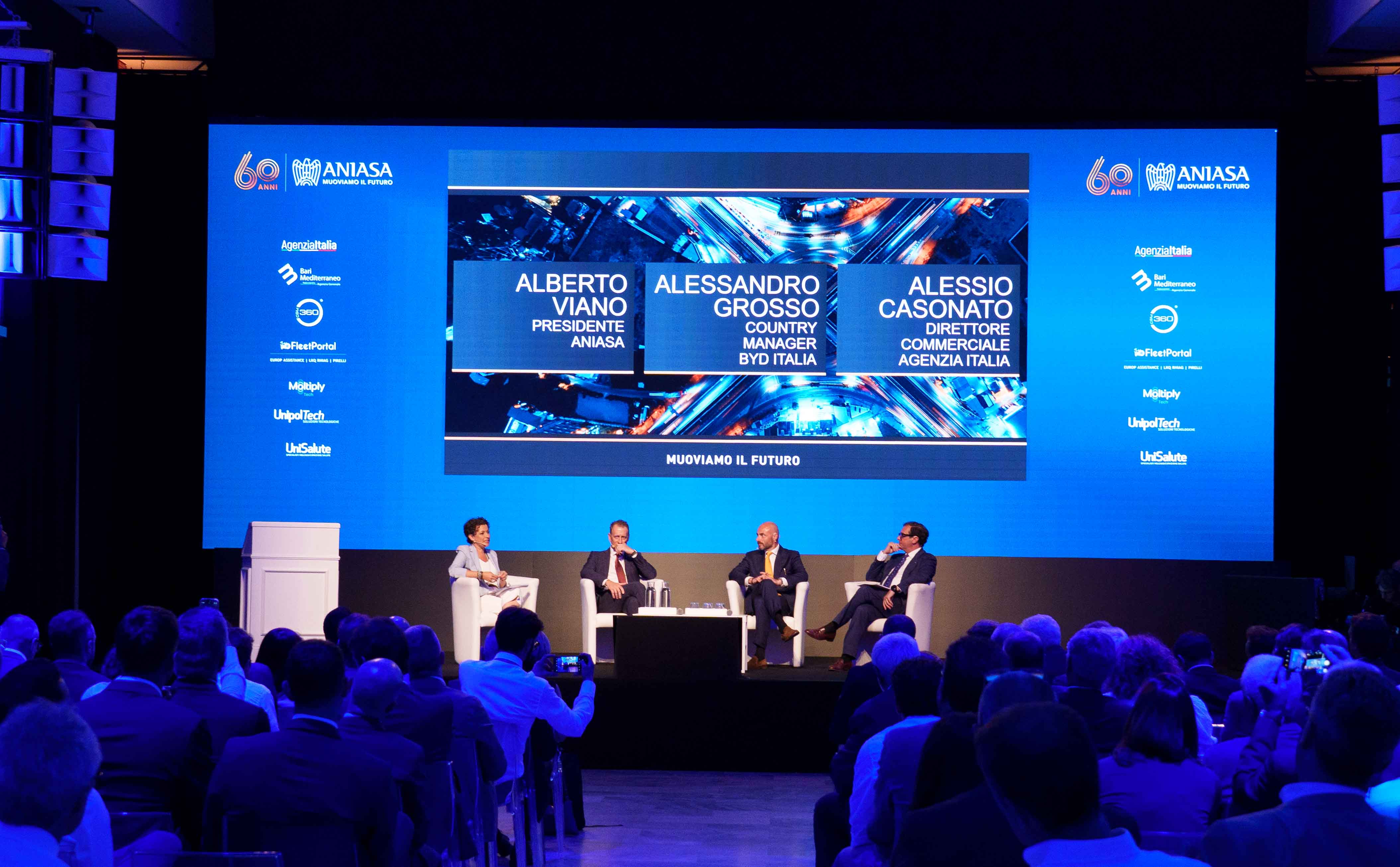 Mobilità in trasformazione, l’auto resta protagonista ma diventa un lusso