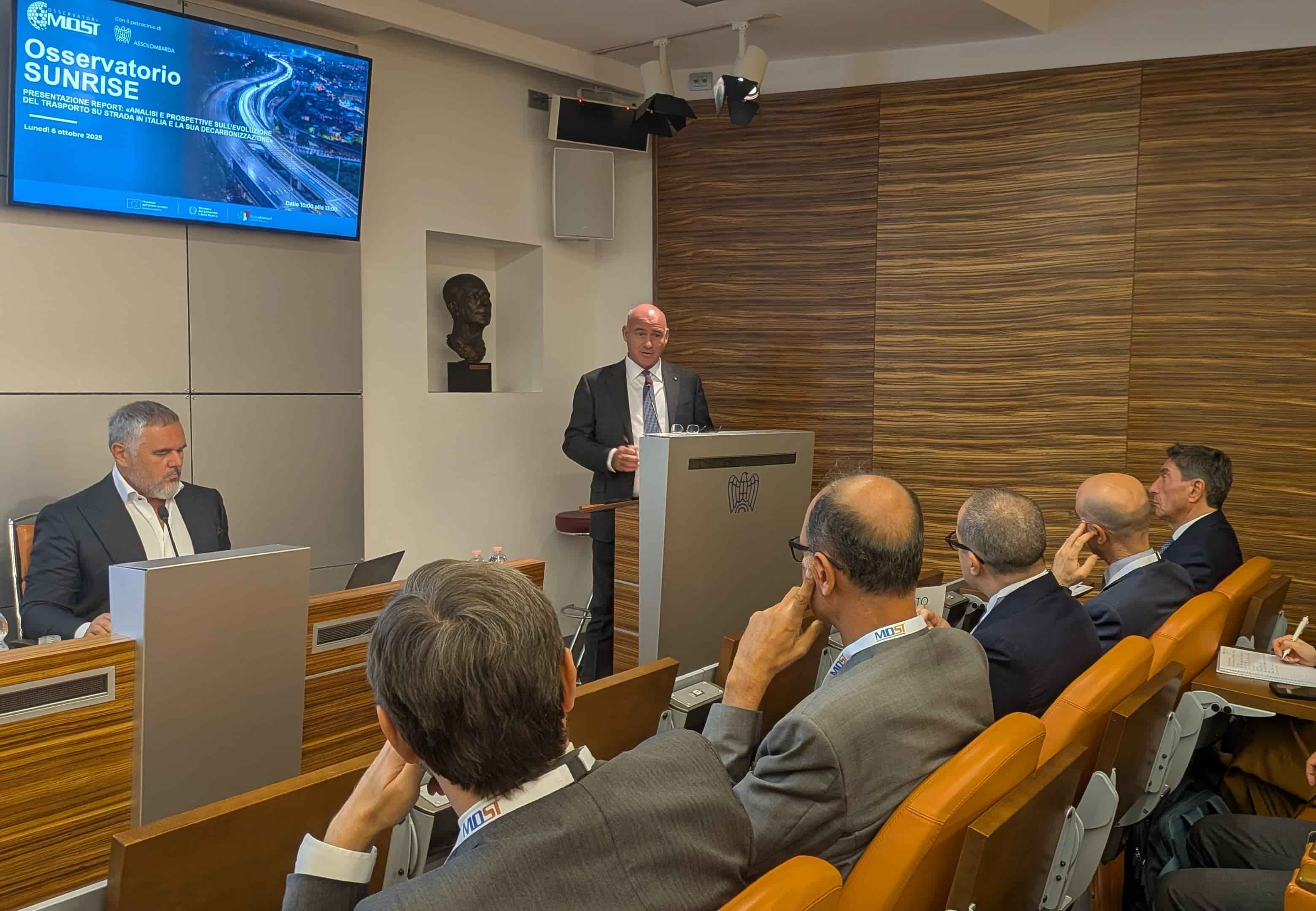 Trasporti, il parco auto invecchia e cresce la CO₂: il primo rapporto dell’Osservatorio SUNRISE di MOST lancia l’allarme