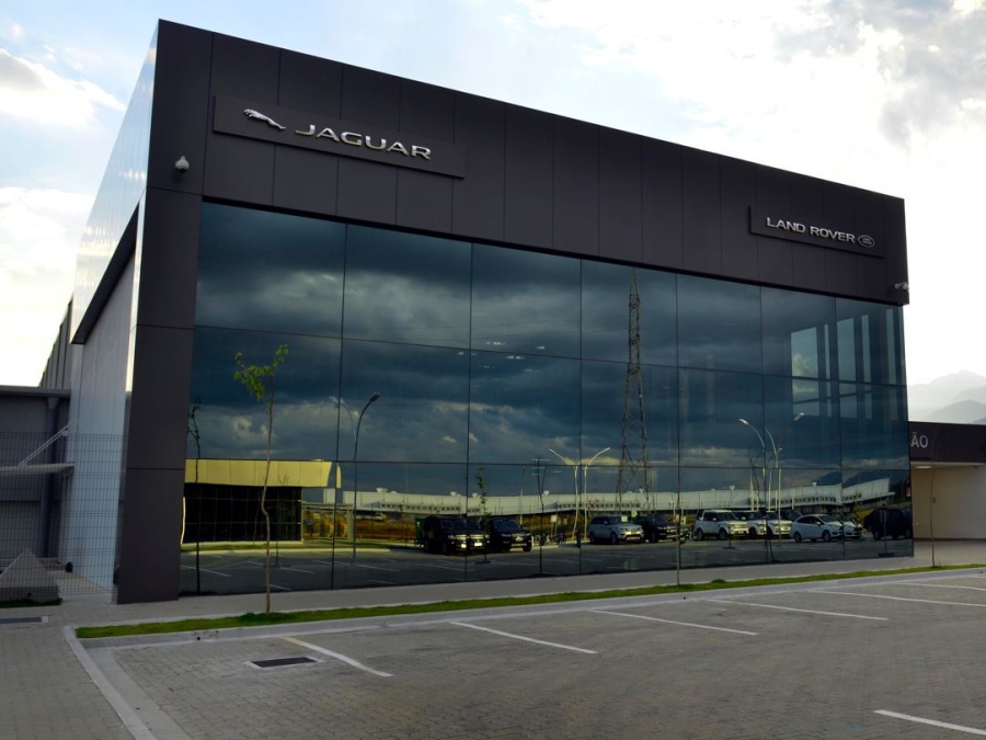 Jaguar taglia 500 posti da dirigente nel Regno Unito