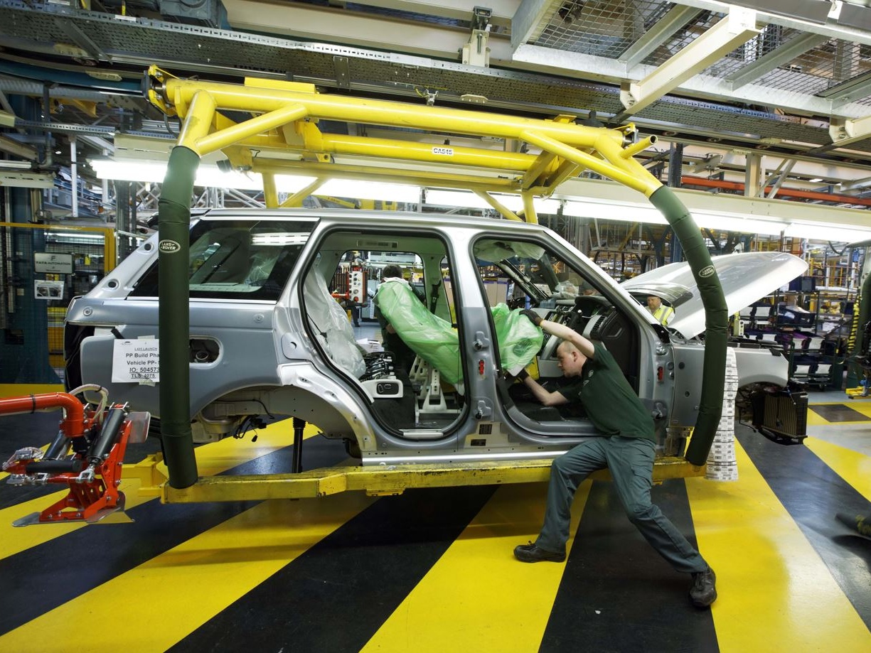 Jaguar Land Rover abbassa le previsioni sugli utili del 2026