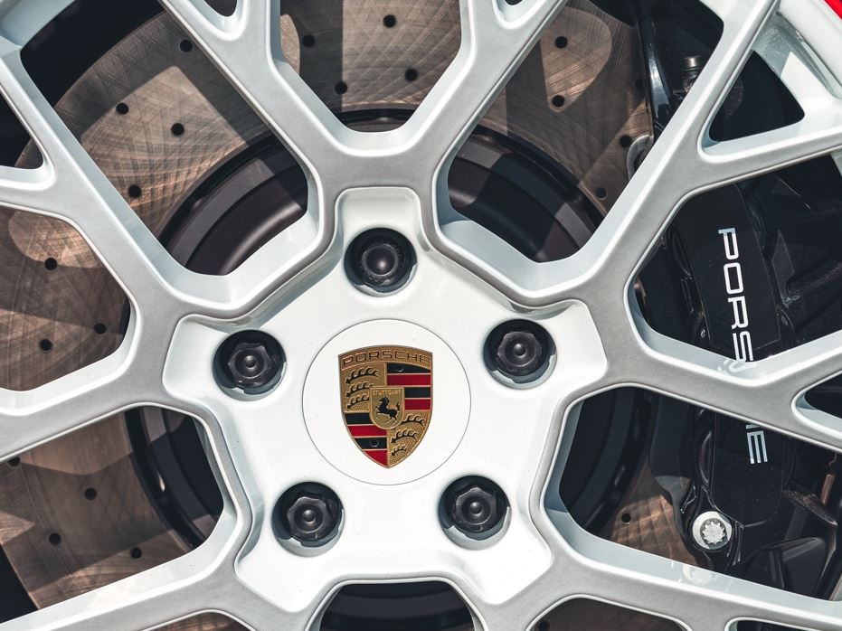 Porsche, consegne in calo ma cresce l’elettrico, la nuova Cayenne EV attesa entro fine anno