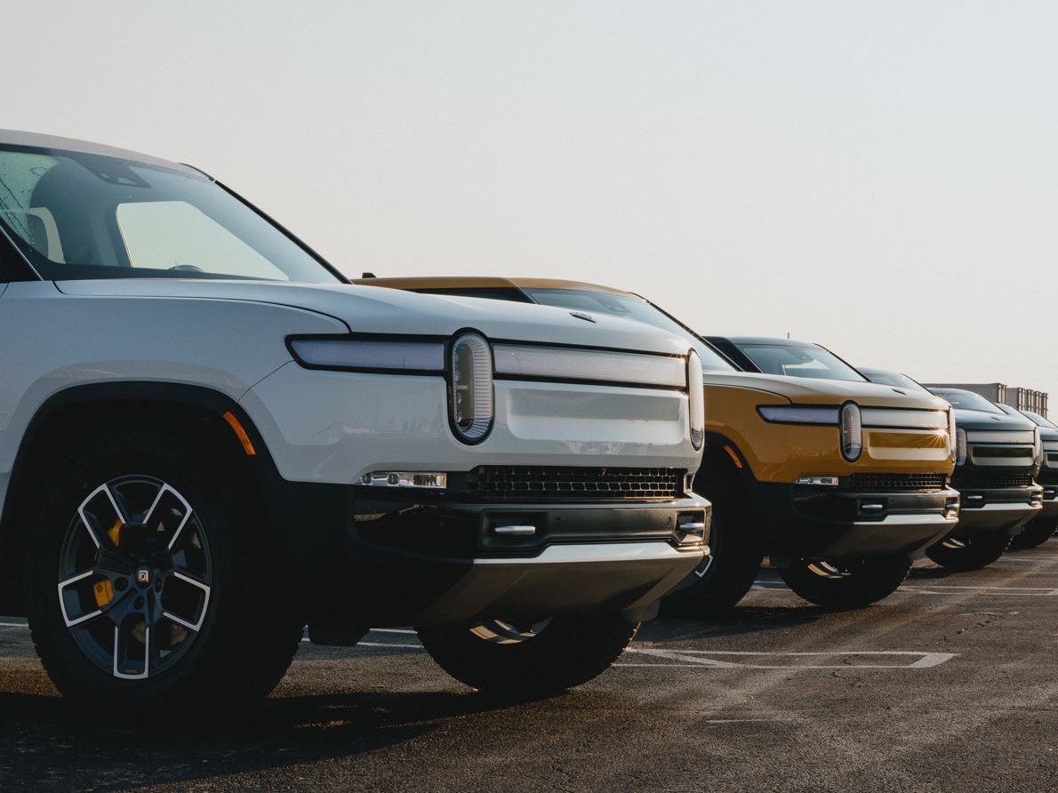Rivian supera le aspettative di Wall Street, ma prevede consegne inferiori nel 2025