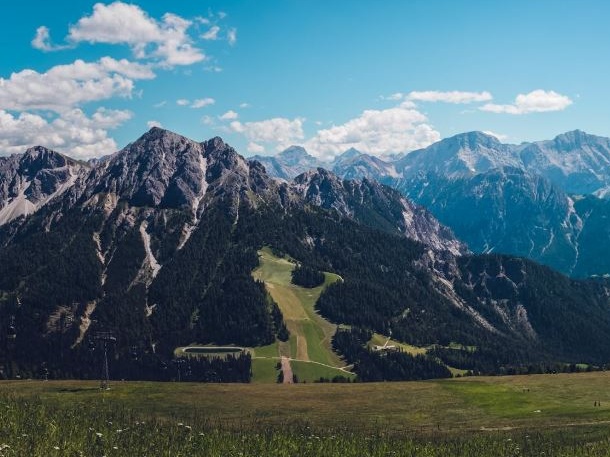 Quando la libertà fa paura: la storia della famiglia che ha scelto il bosco