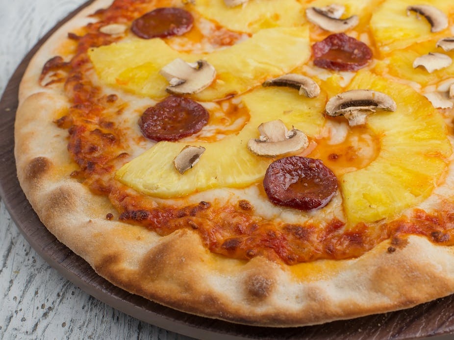 Fatte ‘na pizza c’a pummarola ‘ncoppa… e con l’ananas? Cento sterline in più!