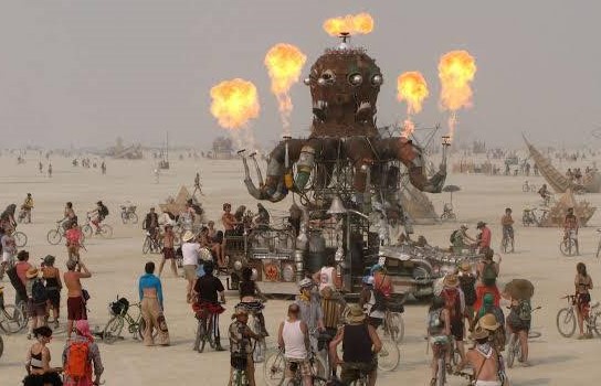 Burning Man 2025, il fango e l'orgia nel deserto. Cronaca irriverente