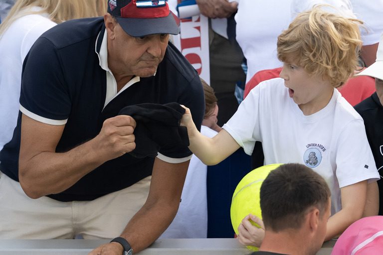 Il cappellino della discordia: CEO milionario ruba a un bambino agli Us Open