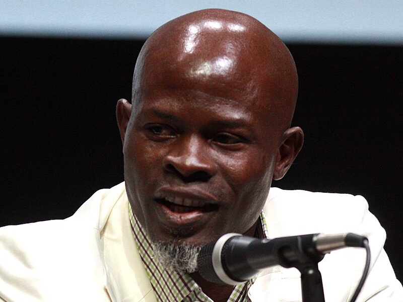 Djimon Hounsou è una star e si lamenta: “Non guadagno abbastanza”
