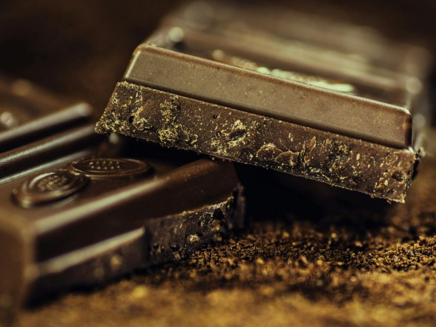 Cioccolato, la scienza svela l’alchimia del gusto: l’arte segreta dei microbi