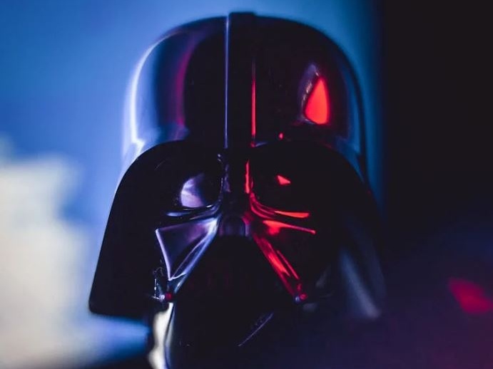All’asta la leggendaria spada laser di Darth Vader: il “Santo Graal” dei cimeli di Star Wars