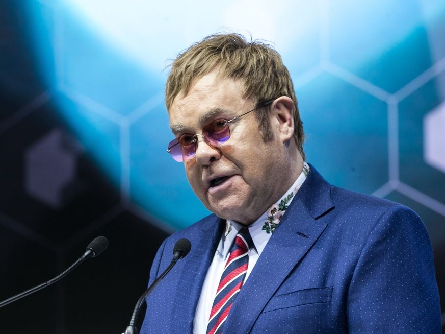 Elton John, ormai cieco, può solo ascoltare le musiche che ha scritto per 'Il Diavolo veste Prada''