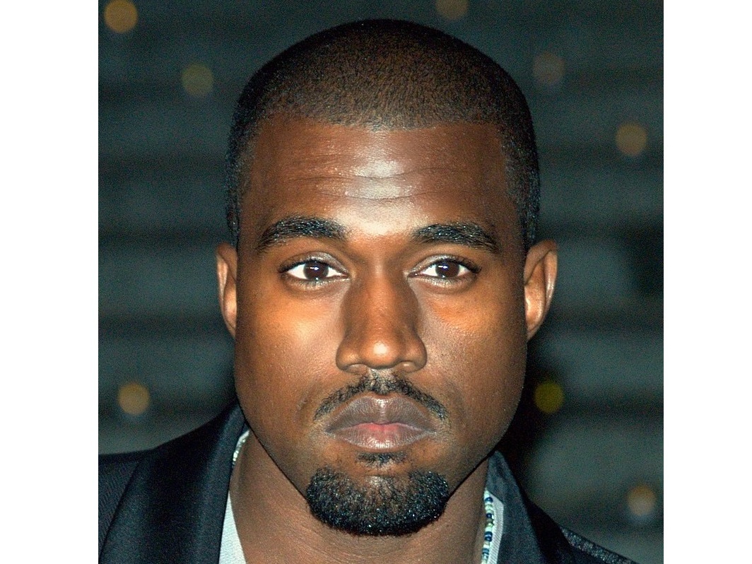 Nuove polemiche su Kanye West, ora vende magliette con la svastica