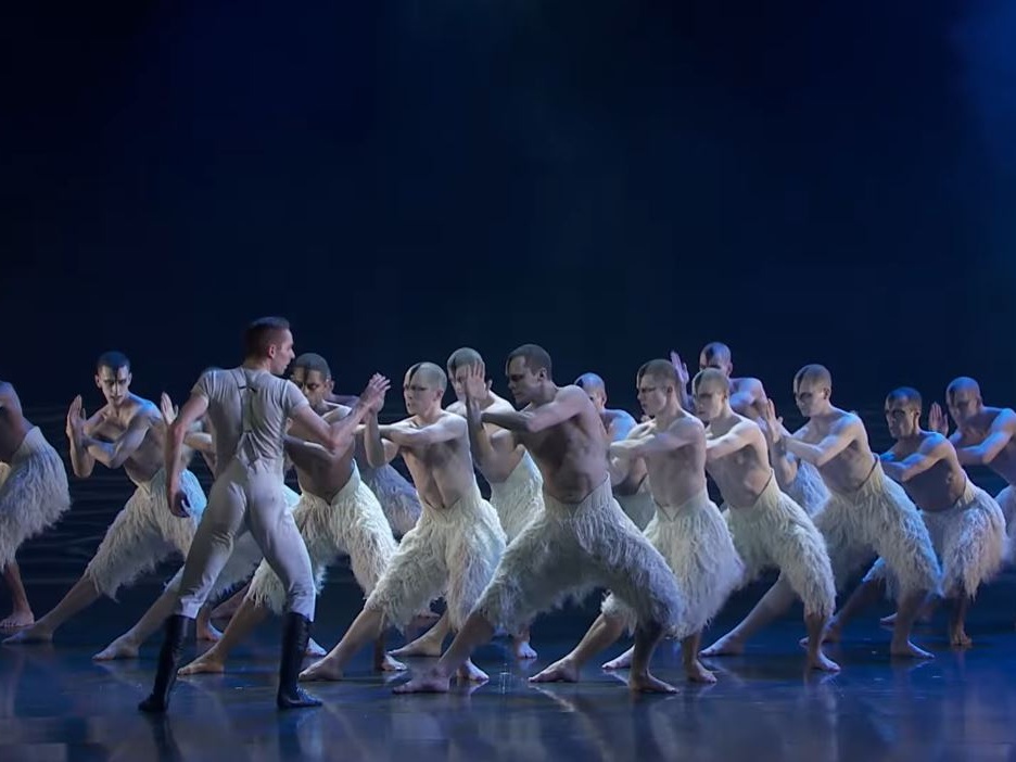 Il Lago dei cigni di Bourne 30 anni fa stravolse la storia della danza, riscrivendola
