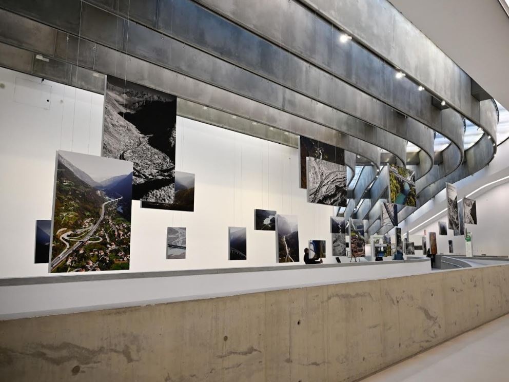 Un secolo di strade, storie e futuro: il MAXXI celebra le autostrade italiane con una mostra epocale