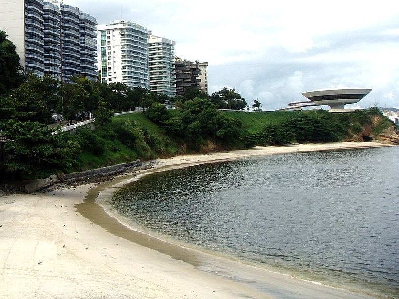 Quando l'arte si fa resistenza: sulla sabbia di Niteroi un grido acrobatico contro la violenza di genere