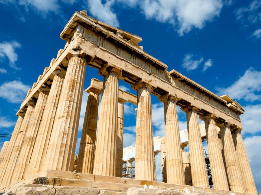 Spettacolo di Adidas con droni sul Partenone: la Grecia insorge