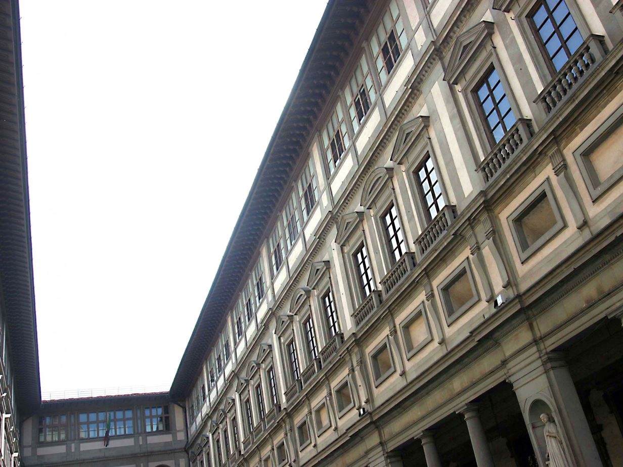 Follia per un selfie, turista scivola e danneggia il “Ferdinando dei Medici”