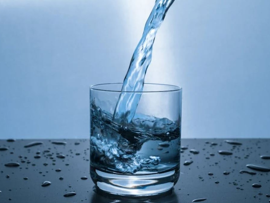 Acqua: dal 2016 al 2024 la tariffa per una famiglia media cresce del +40%