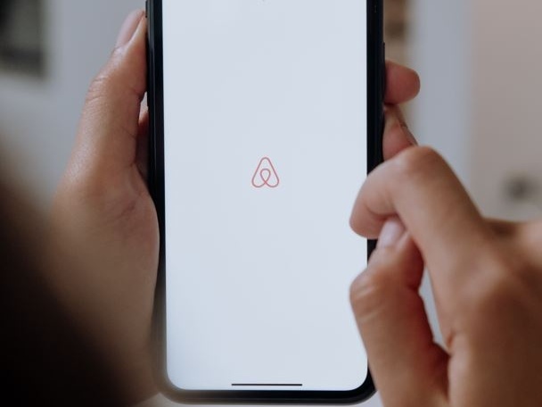 Boom Airbnb in Italia: contributo da 19,7 miliardi nel 2024, con uno sguardo alla sostenibilità turistica