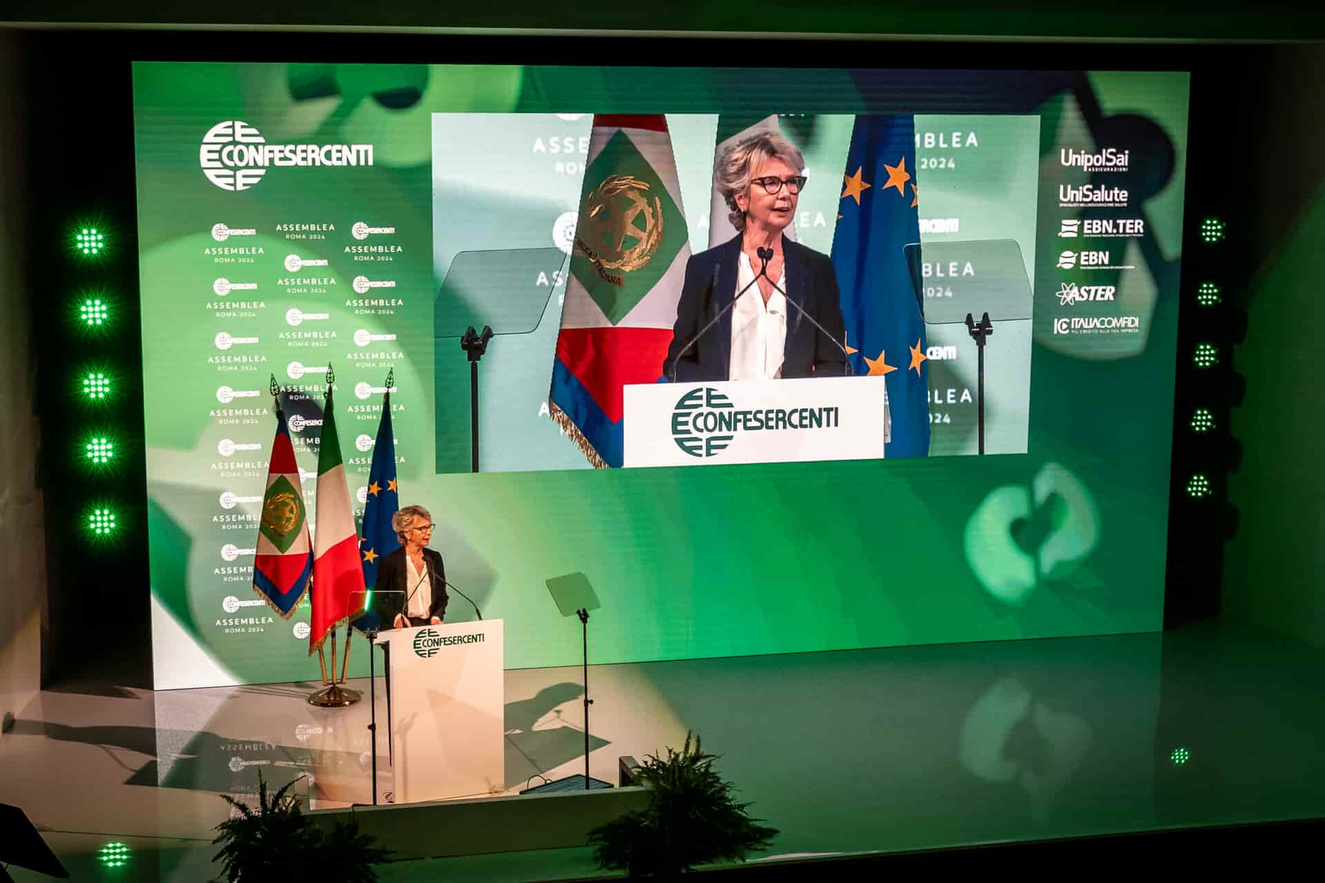 Assemblea Confesercenti: rallentamento spesa delle famiglie, nel 2024 spariti 3,2 miliardi di euro di consumi