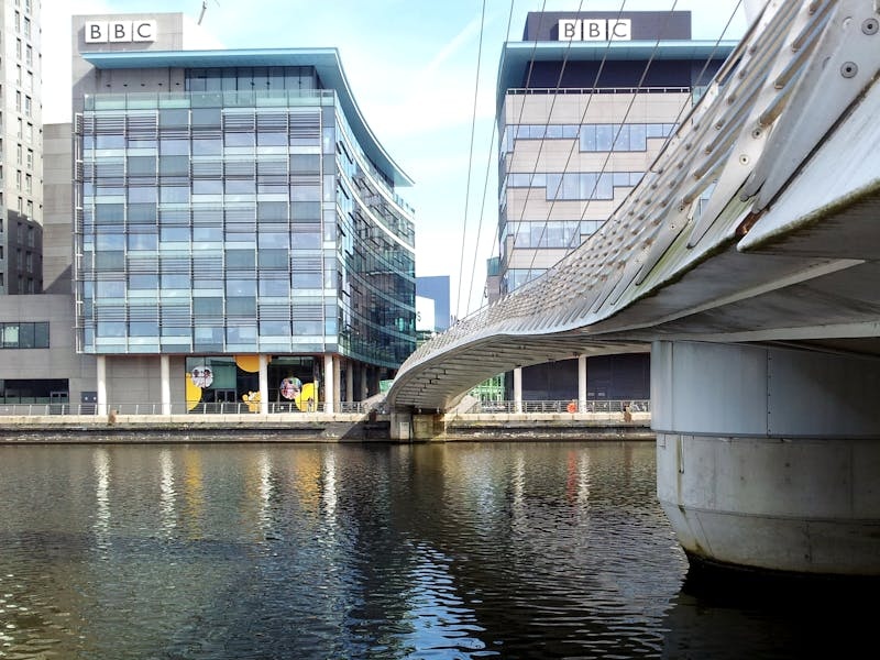 Medio Oriente: la BBC si scusa, aveva definito prigionieri gli ostaggi israeliani