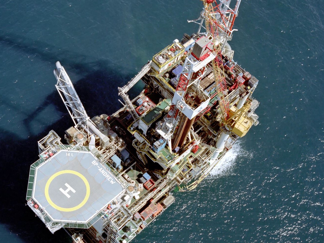 Energia: BP taglia migliaia di posti e contratti di lavoro