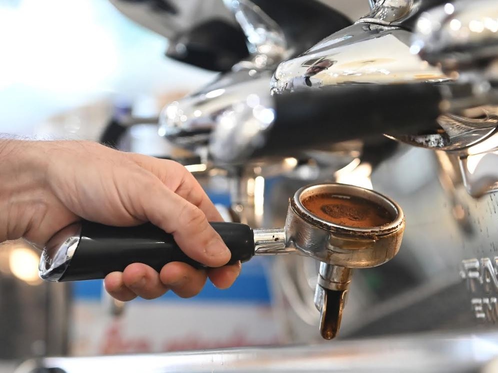 Un caffè espresso, grazie. Dove devo firmare per il mutuo?