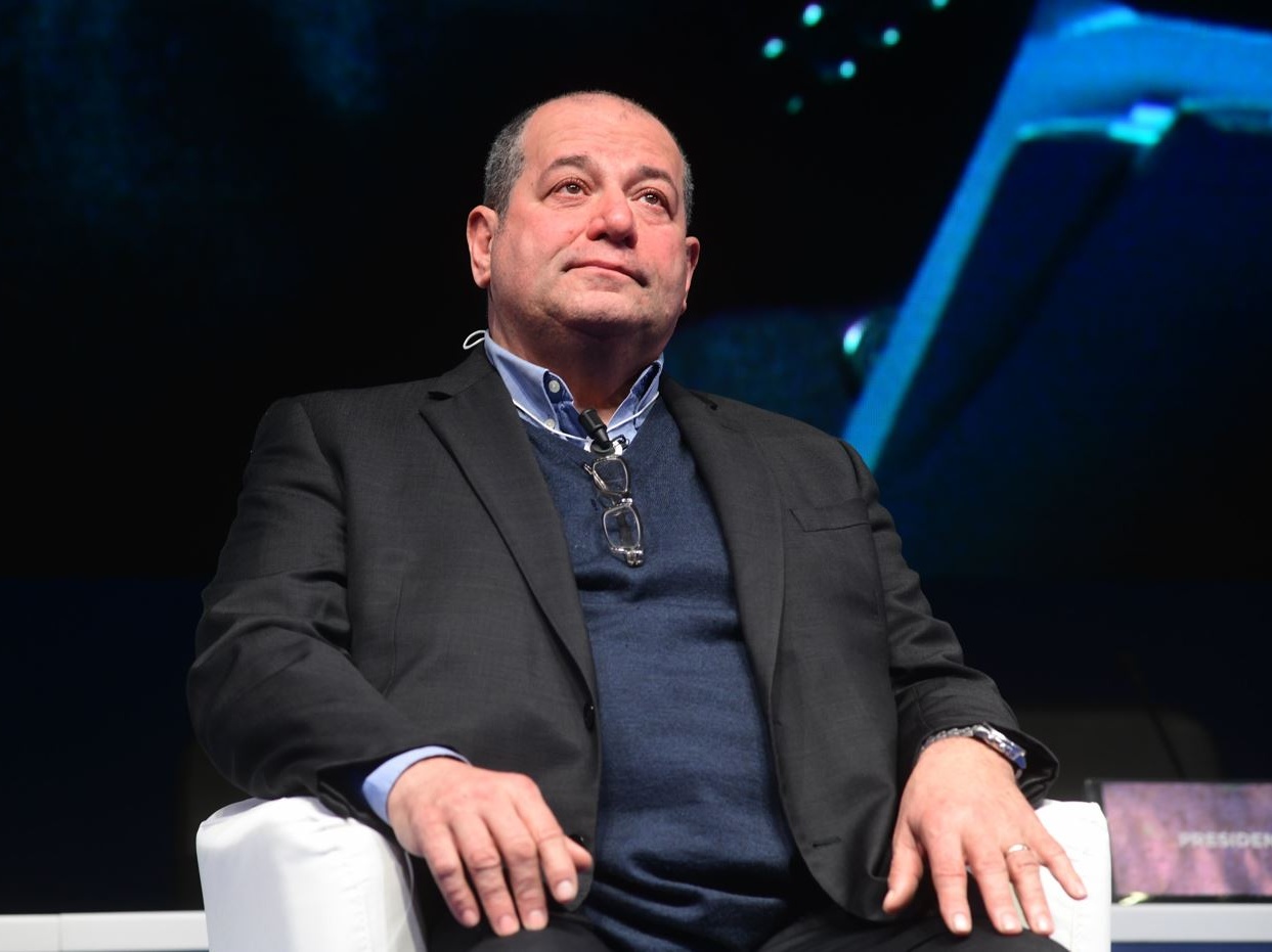 Unicredit premia i suoi dipendenti in Italia: bonus da 2.500 euro per il 2024