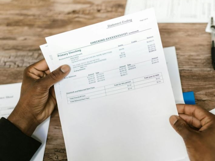 Conti correnti, nel 2024 i costi tengono ma cambiano le abitudini degli italiani