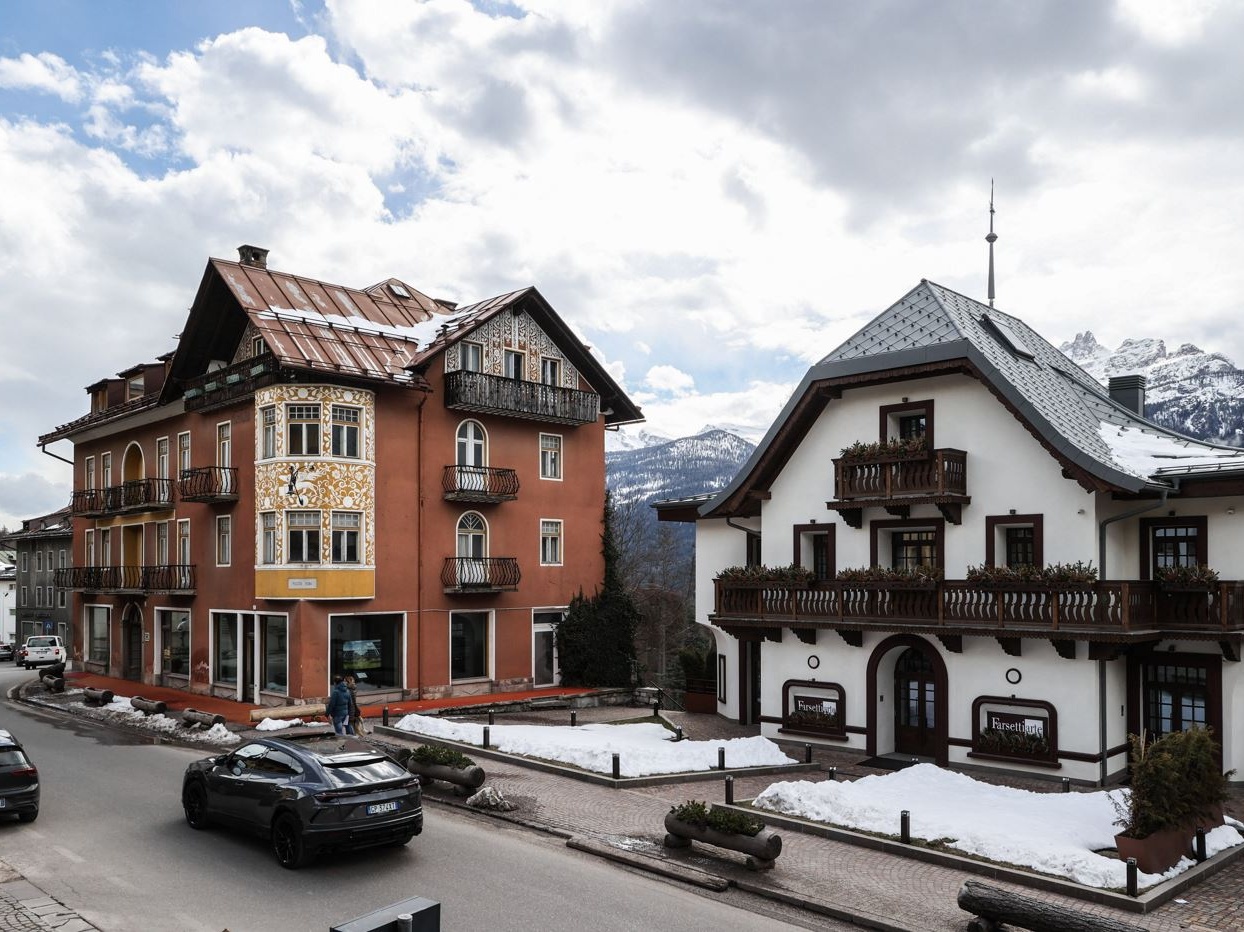 Immobiliare, Anacapri e Cortina d'Ampezzo campioni d'Italia nei prezzi delle case: il peso del turismo