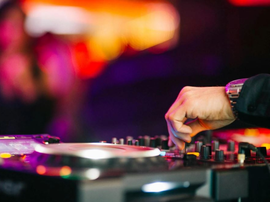 Capodanno, oltre 7 milioni nei locali: l’85% delle discoteche aperte