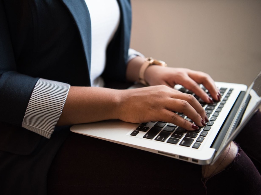 Occupazione femminile al 56,4% nel 2024, ma il divario resta profondo: in Italia, gender gap a 19,4%