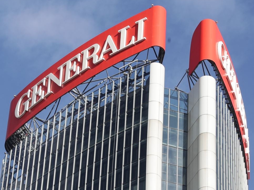 Insegna Generali si stacca dalla Torre Hadid