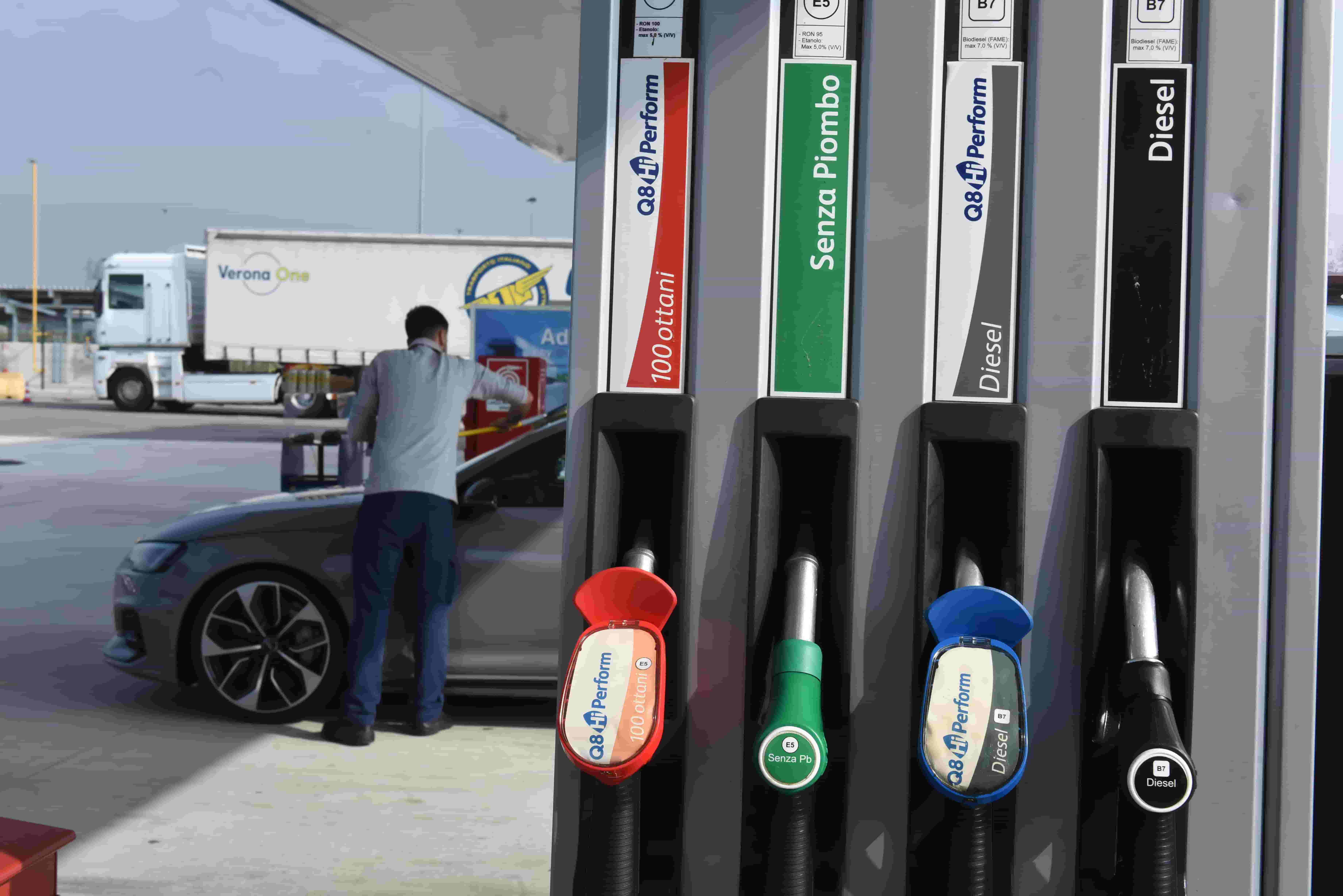 Carburanti, sorpasso storico: il gasolio costa più della benzina