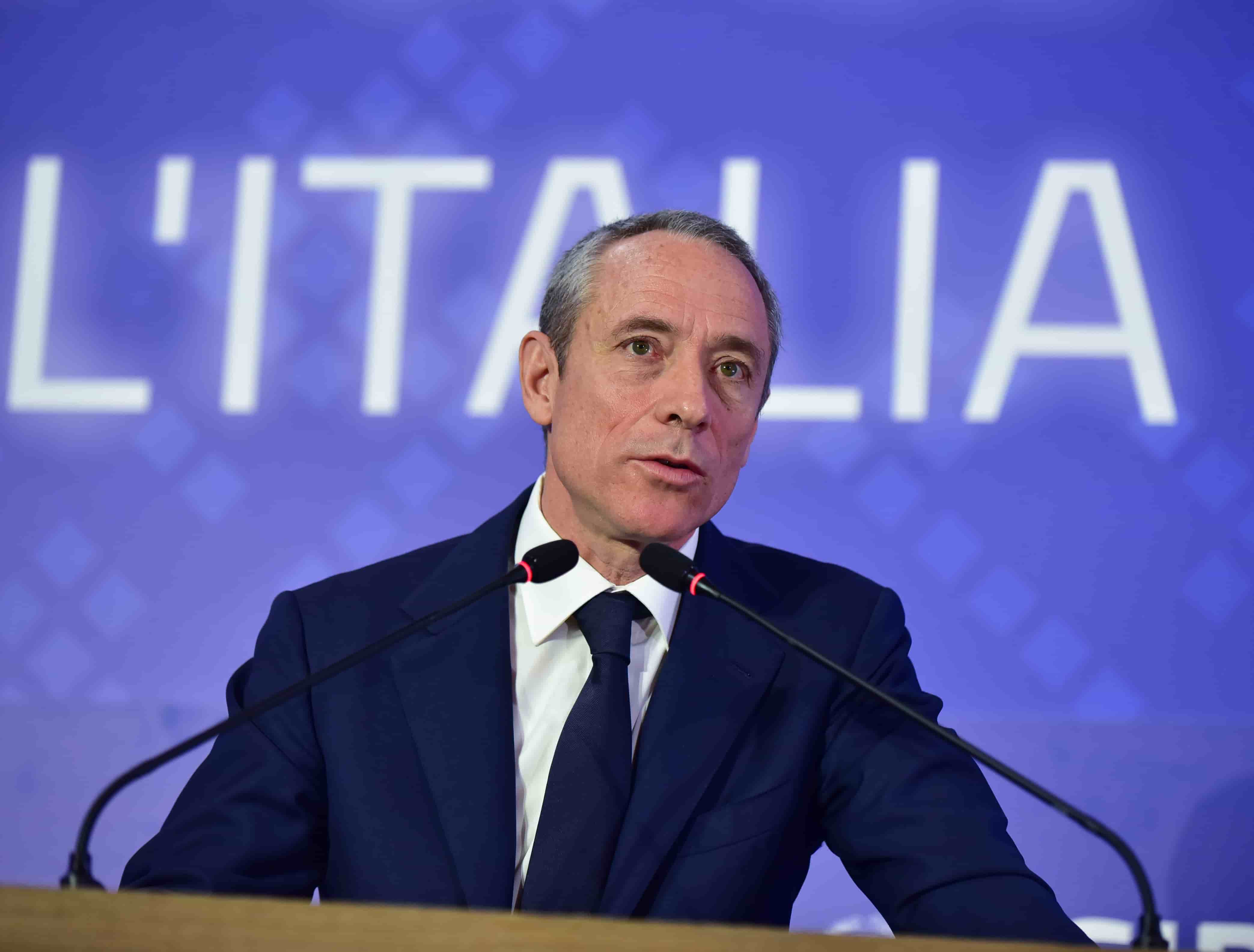 Poste Italiane pensa a salire nel capitale di Tim, ed è una buona notizia per l'Italia