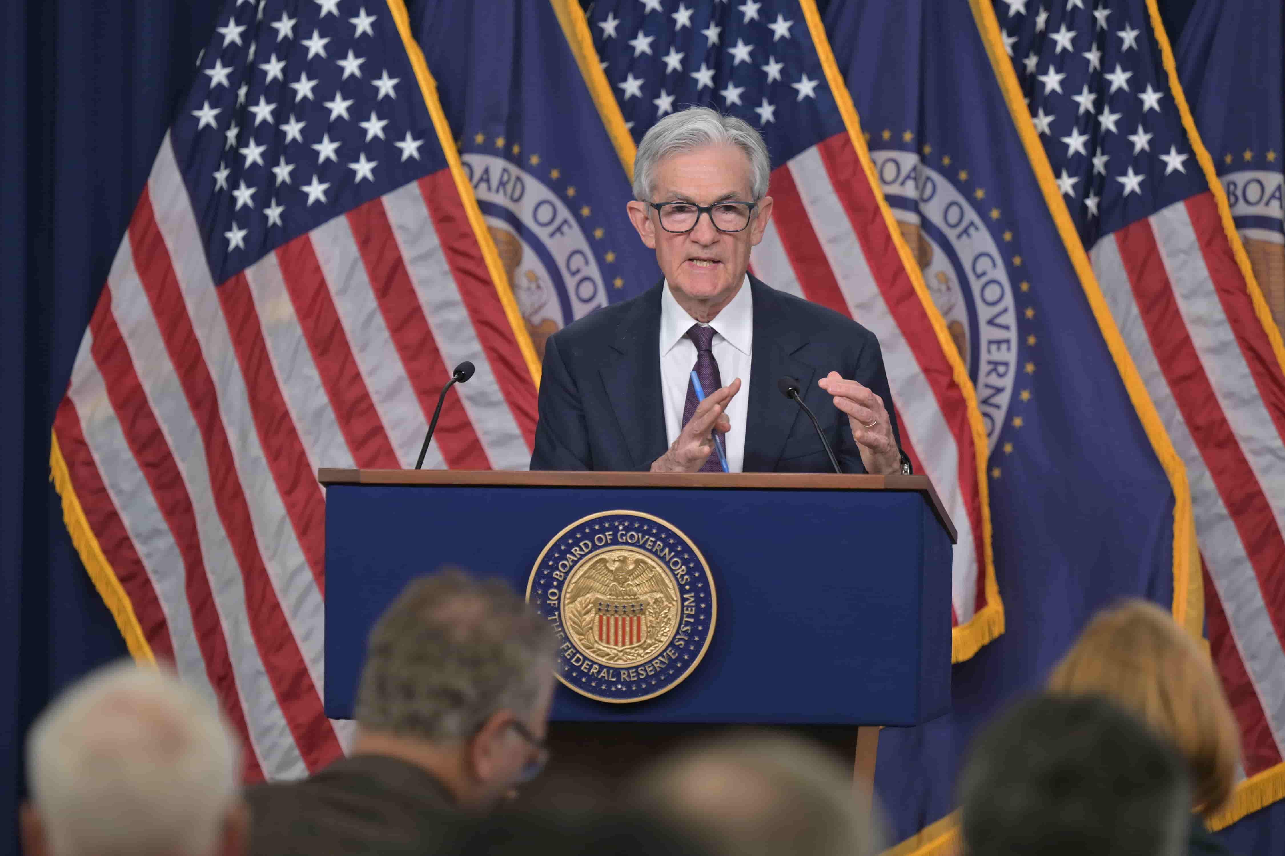 La Fed lascia i tassi invariati, Powell ignora le bordate di Trump e prepara due tagli nel 2025