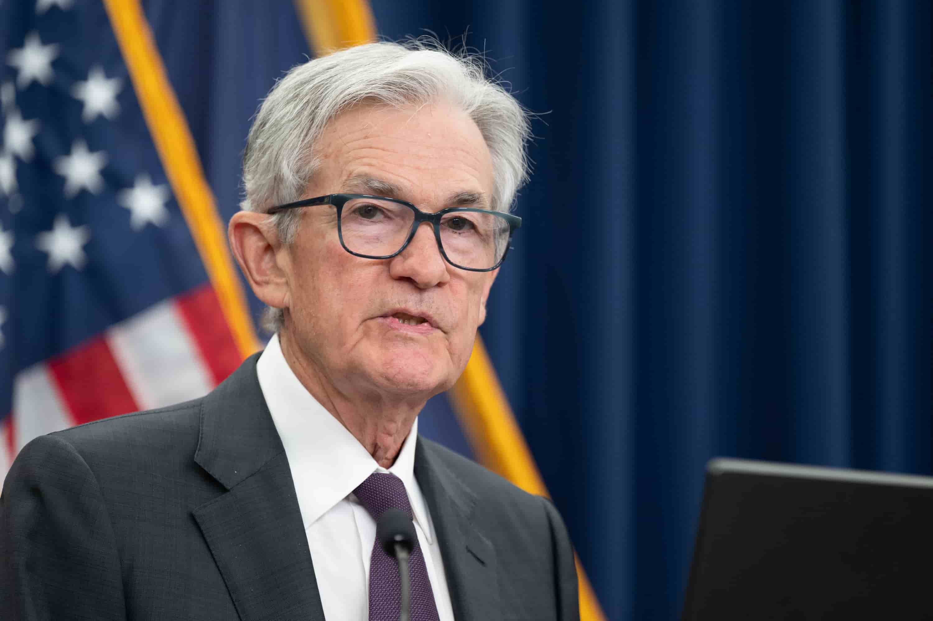 Fed, taglio tassi 25pb e fine del QT. Powell sotto pressione tra shutdown e Trump
