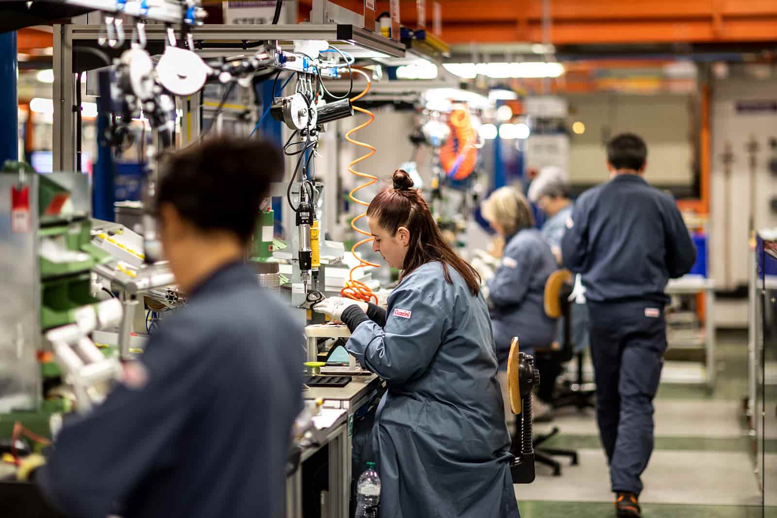 Industria e servizi rallentano a novembre, ma il trimestre resta in crescita