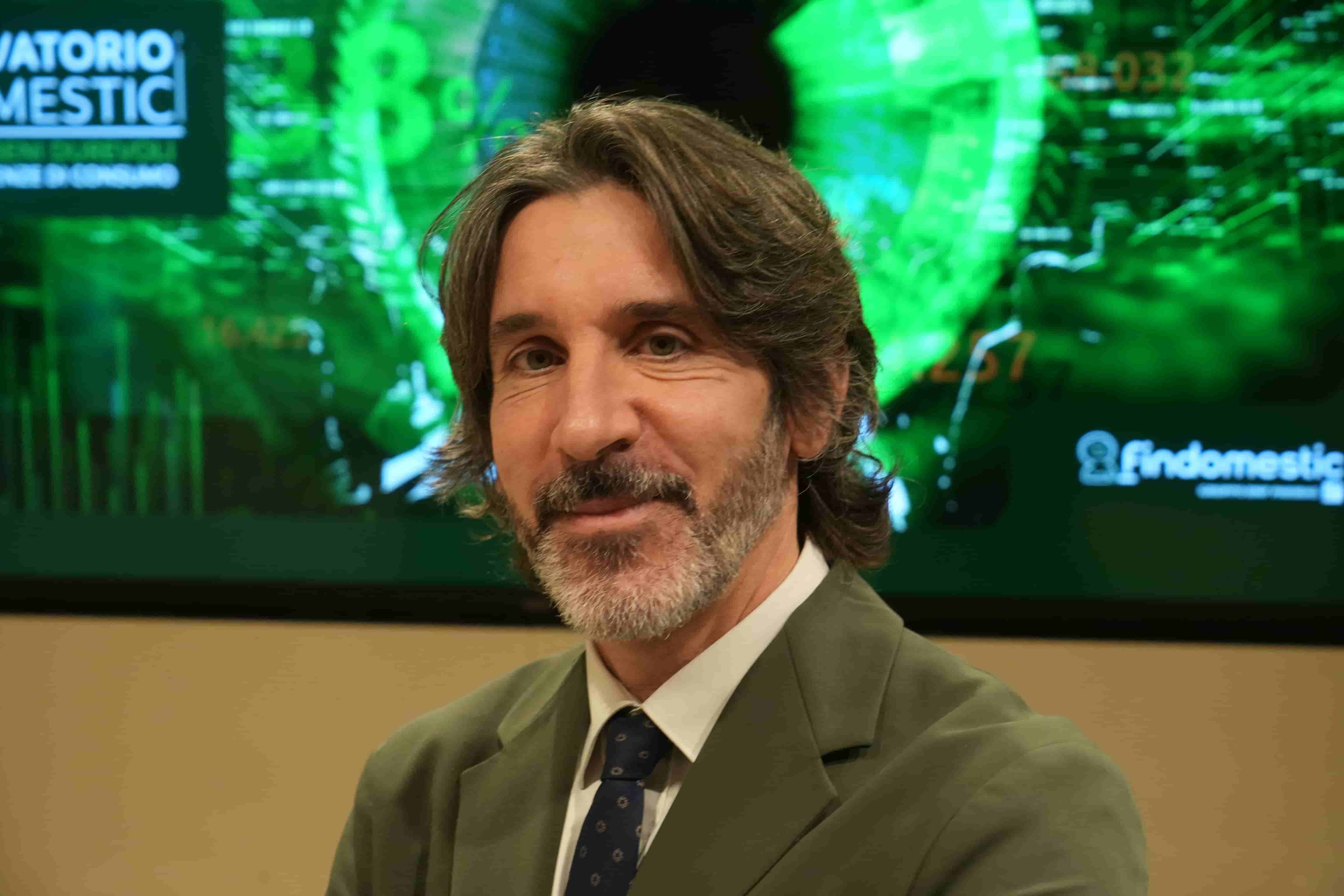 Consumi: cresce la fiducia a dicembre, i viaggi trainano il rilancio