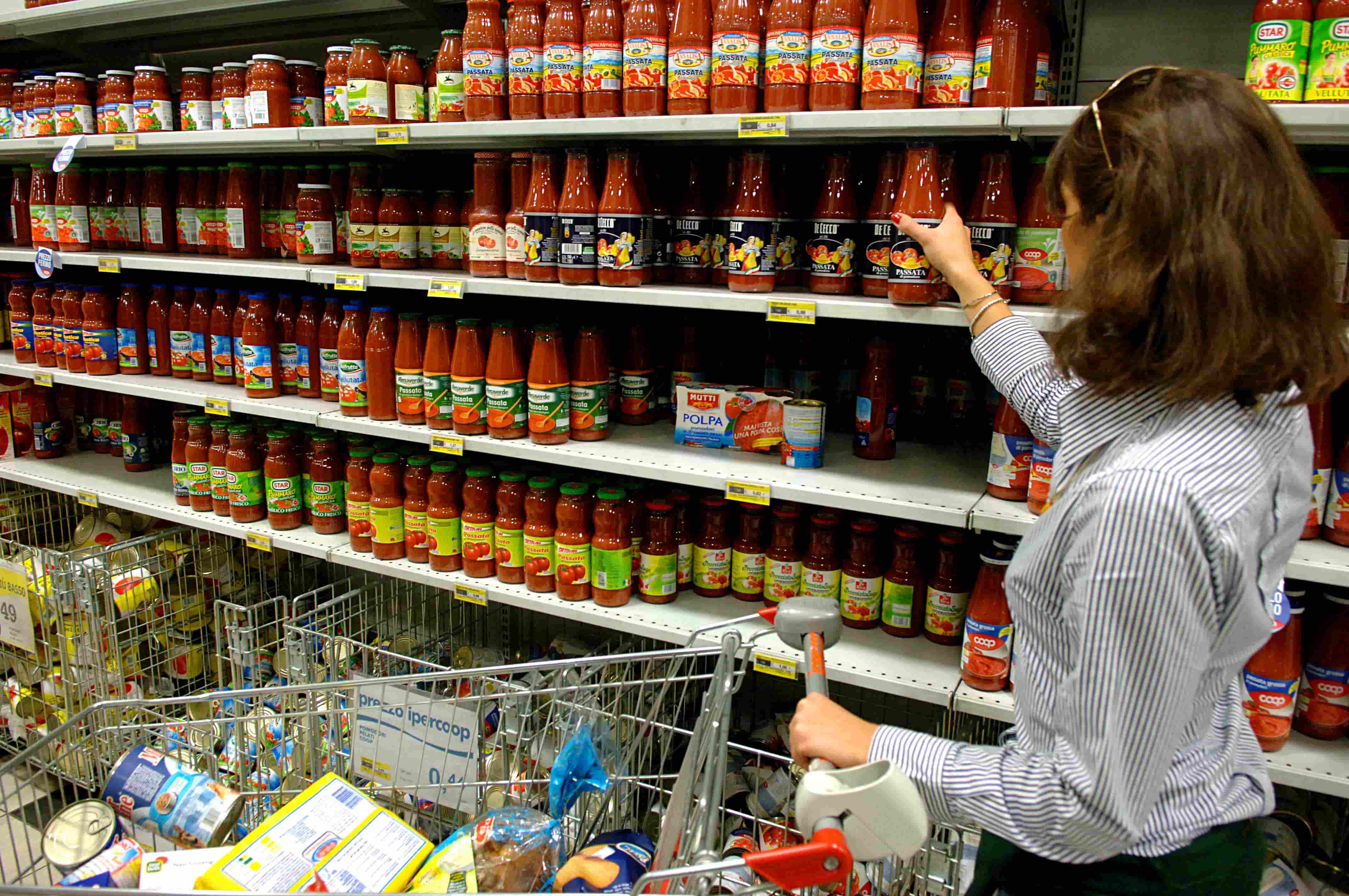 Famiglie più prudenti nei consumi mentre si avvicinano le vacanze, crollano le intenzioni d’acquisto a giugno