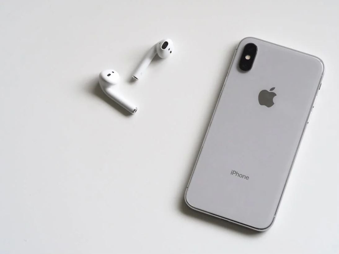 Apple abbatte le barriere linguistiche, arriva in Europa la traduzione in tempo reale sugli AirPods