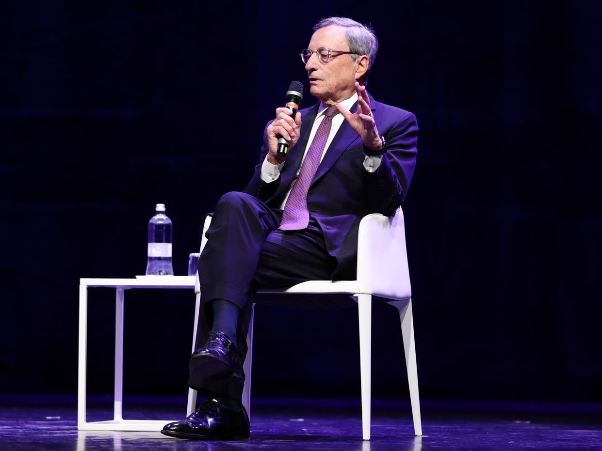 Draghi chiede all'Europa di ribaltare il suo paradigma economico